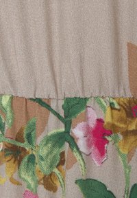 Tela con un patrón floral que presenta un panel superior texturizado de color beige y una sección inferior plisada con vibrantes flores rosas y amarillas, junto con hojas verdes.