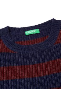 Maglione lavorato a maglia caratterizzato da strisce orizzontali blu navy e borgogna, una texture a coste e un'etichetta verde "United Colors of Benetton" sul colletto.