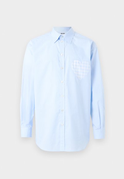 Φωτεινό γαλάζιο πουκάμισο με μακριά μανίκια, κουμπιά μπροστά, μυτερό γιακά και λευκή καρδιά με καρό σχέδιο στο αριστερό στήθος.