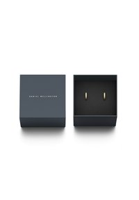 Zlate obroče za ušesa, razstavljene v mat črni notranji škatli; zunanja škatla je temno modra s praznim napisom "DANIEL WELLINGTON" v zlatih črkah.