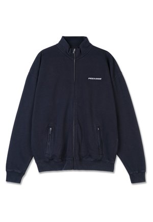 Felpa con zip di colore navy, colletto alto, maniche lunghe e due tasche frontali. Caratterizzata da testo con logo sul lato sinistro del petto. Materiale in morbido fleece.