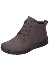 Botín negro oscuro hecho de gamuza suave, con punta redondeada, diseño de cordones y suela de goma texturizada para agarre y flexibilidad.