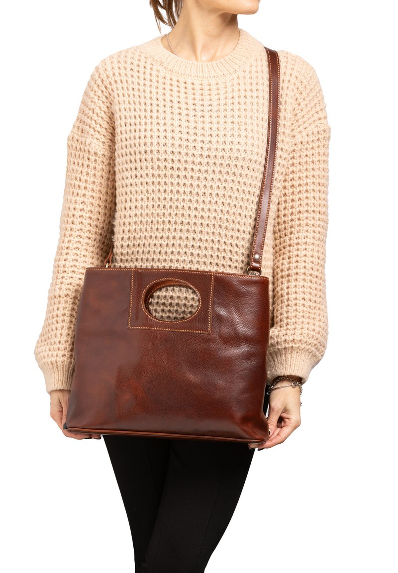 Borsa a spalla in pelle marrone con manico a taglio rotondo e tracolla regolabile. Texture liscia, design minimalista e ampia capacità di stoccaggio.