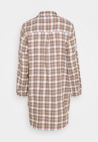 Koszula w brązowo-białą krateczkę, wykonana z lekkiego materiału, z kołnierzykiem, długimi rękawami z elastycznymi mankietami oraz luźnym krojem, posiadająca karczek z tyłu.