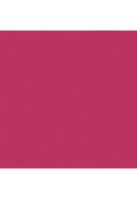 Et team på fire forretningsfolk som smiler og samarbeider rundt et skrivebord med bærbare datamaskiner, dokumenter og kontorrekvisita i et moderne arbeidsområde.