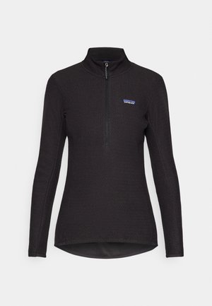 Czarny polarowy sweter z wysokim kołnierzem, półzapinanym zamkiem, wzorzystą teksturą i małym niebieskim logo na piersi. Długie rękawy.