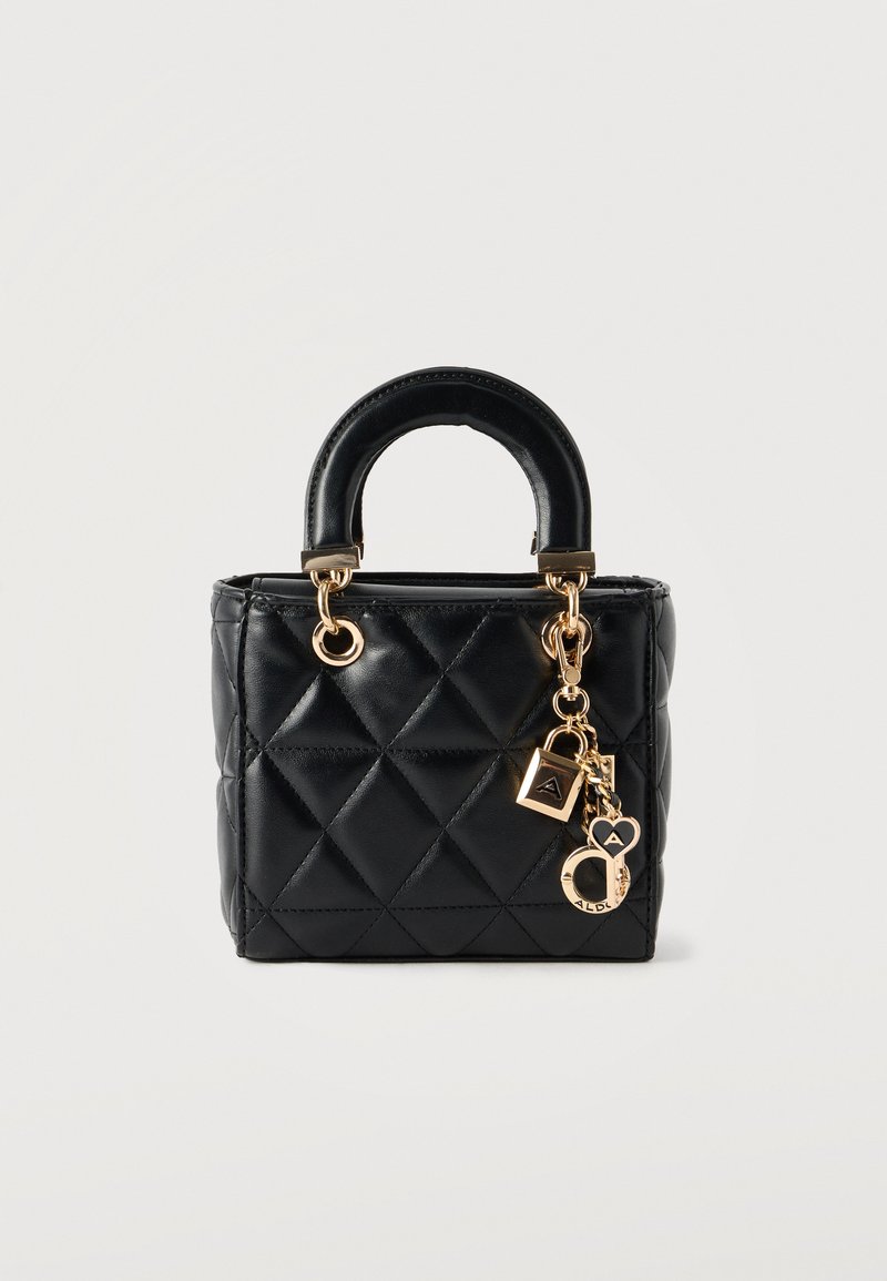 Melnā dūraiņveida soma ar noapaļotu rokturi, zelta detaļām un dekoratīvām zelta piekariņām, kas piestiprinātas pie roktura gredzena.