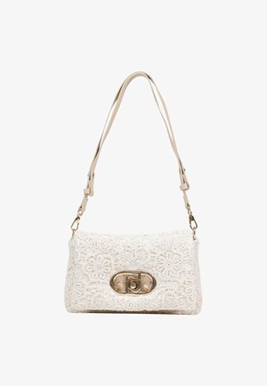 Bolso blanco de hombro con superposición de encaje floral y cierre ovalado dorado, con correas beige ajustables.