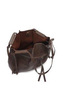 Ruda odinė kibiro formos rankinė su minkšta tekstūra, atviru viršumi ir dviem reguliuojamais dirželiais. Vidus pagamintas iš tamsiai rudos zomšos su spaudžiamojo mygtuko uždarymu.