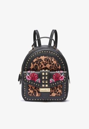 Mini zaino nero con pannello a stampa leopardata, borchie dorate, rose rosse e rosa ricamate sul flap anteriore, manico superiore e doppie spalline.