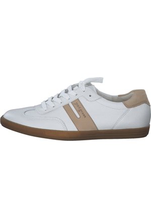 Sneaker en cuir blanc avec des accents beige et une semelle en caoutchouc. Présente un bout arrondi, un design à lacets et un logo de marque subtilement gaufré.