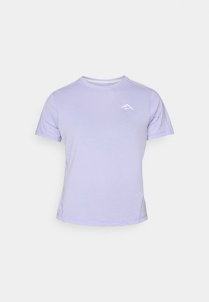 T-shirt léger violet à manches courtes fabriqué en tissu doux, avec un accent logo blanc sur le côté gauche de la poitrine. Texture lisse, col rond.