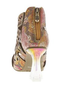 Sandale à talons hauts ouverte, avec un motif floral multicolore, un talon chunky transparent et un détail de fermeture éclair à l'arrière.