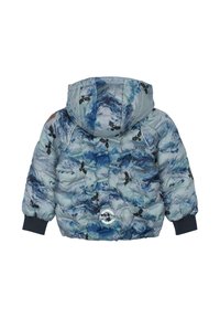 Gaiši zila pūkaina jaka ar kalnu rakstu, kas aprīkota ar kapuci, elastīgām aprocēm un logotipu apakšā centrā.