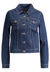 Giacca di denim blu scuro con colletto classico, chiusura frontale con bottoni, due tasche sul petto e dettagli cuciti sulle cuciture e sui polsini.