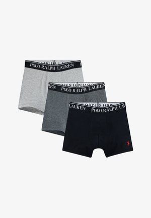 Tři páry boxerky v šedé, tmavě šedé a černé barvě s černým pasem, na kterém je logo "POLO RALPH LAUREN" a červený emblém koně.