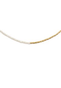 Collana di perle con sezioni alternate di perle rotonde bianche e perline cilindriche dorate, caratterizzata da una superficie liscia e una finitura lucida.