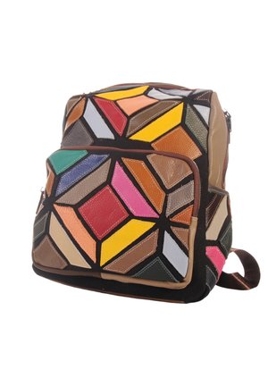 Rucksack mit vorderer Reißverschlusstasche, die ein farbenfrohes geometrisches Patchwork-Muster in Gelb-, Rot-, Pink-, Grün-, Blau- und Brauntönen aufweist.