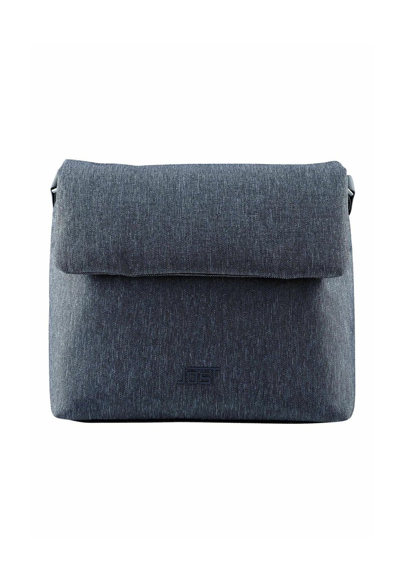 Borsa messenger in tessuto grigio con chiusura a pattina, forma rettangolare e trama sottile. Presenta un logo nella parte anteriore in basso.