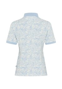 Kortærmet polo-shirt med lyseblåt bladmønster på hvid baggrund, lyseblå krave og ærmekanter, vist bagfra.