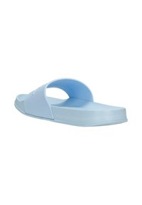 Lichtblauwe slid sandaal met een gebogen ontwerp, gemaakt van glad materiaal. Heeft een enkele brede band en een getextureerde voetbed voor comfort.