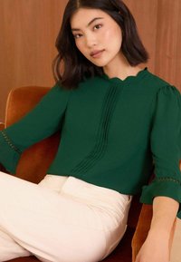 Love & Roses SCALLOP PINTUCK FLUTE SLEEVE  - REGULAR FIT - Camicetta - green