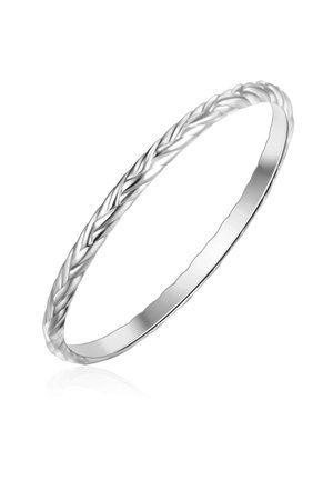 Hõbedane käevõru, millel on punutud disain, sile pind ja ümar serv. Pind peegeldab valgust õrnalt.