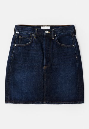 Tumedat sinine denimsärk viie taskuga, kuldne õmblus ja klassikaline lõige. Sisaldab nööbi kinnitust ja vöörihmasid.