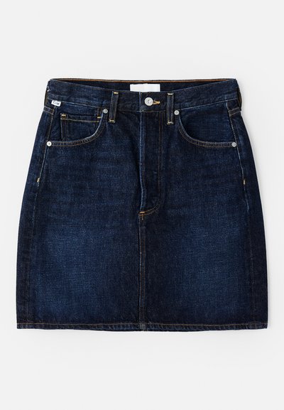 Sötétkék farmer szoknya öt zsebes kialakítással, arany cérnázással és klasszikus szabással. Gombos záródással és övrekeszekkel rendelkezik.