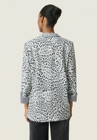 Soaked in Luxury Korte frakker - grey leopard patteren