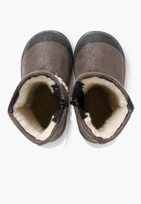 Brązowe skórzane botki za kostkę z czarnymi akcentami, posiadające miękką podszewkę, teksturowaną powłokę oraz zamek błyskawiczny z boku.