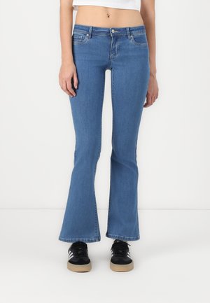 ONLY ONLWAUW FLARED BOX - Flared jeans - medium blue denim