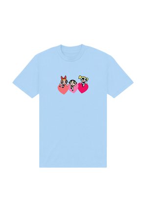 Camiseta de color azul claro con tres personajes de dibujos animados sobre corazones rosas. Mangas cortas, cuello redondo, fabricada en tejido de algodón.