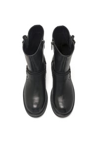 Botas de tobillo de cuero negro con textura suave, que cuentan con un cierre lateral y detalle decorativo de una correa alrededor del tobillo.