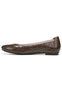 Chaussure plate en simili cuir marron avec une texture crocodile, bout arrondi et semelle flexible. Présente un design simple et épuré.