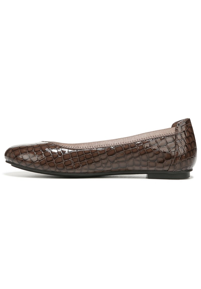 Chaussure plate en simili cuir marron avec une texture crocodile, bout arrondi et semelle flexible. Présente un design simple et épuré.