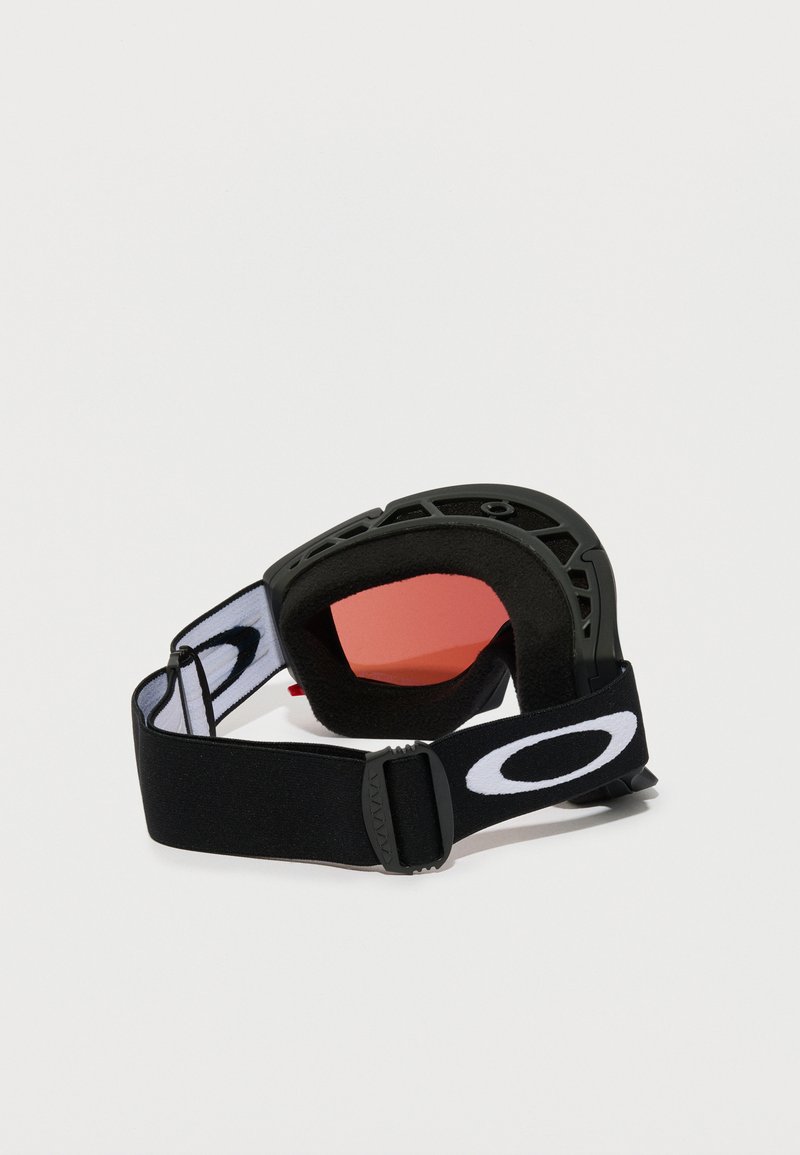 Sneskibriller med sort ramme, røde linser og en sort rem med et hvidt logo. Blød polstring omkranser linsen for komfort.