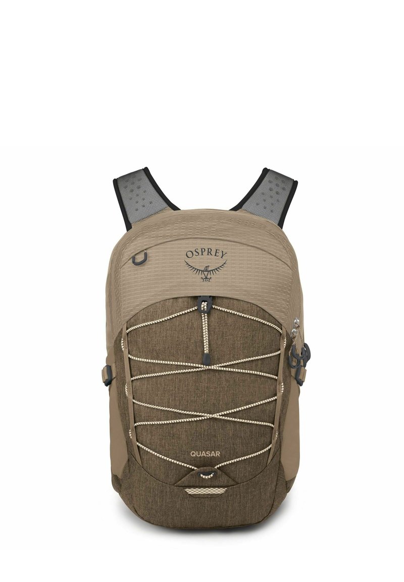 Sac à dos Quasar en tissu marron clair et marron foncé, avec une fermeture éclair à l'avant, des détails en cordon élastique et des bretelles matelassées en mesh.