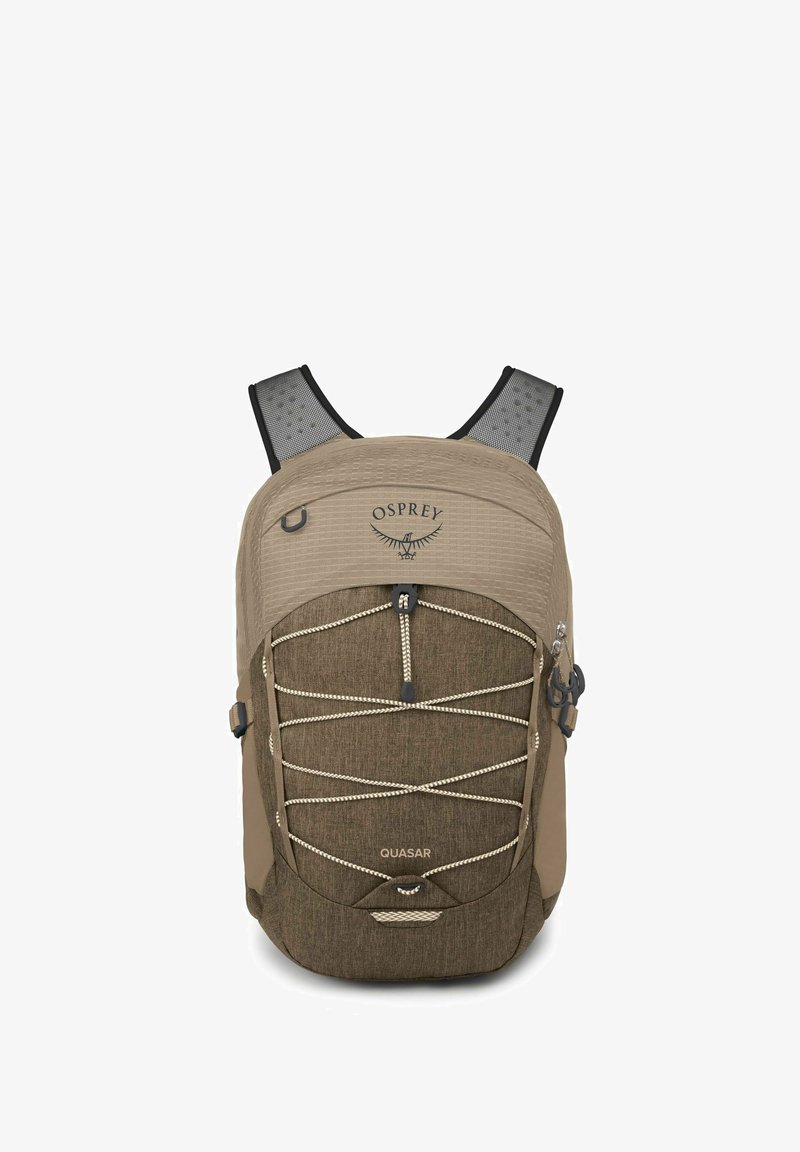 Sac à dos Quasar en tissu marron clair et marron foncé, avec une fermeture éclair à l'avant, des détails en cordon élastique et des bretelles matelassées en mesh.