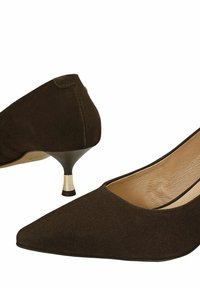 Γυναικεία kitten heels από σουέντ σκούρου καφέ χρώματος με μπεζ εσωτερική επένδυση και λεπτά, κωνικά τακούνια με μεταλλική λεπτομέρεια κοντά στη βάση.
