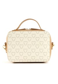Strukturerad kremfärgad väska med beige detaljer, prydd med ett upprepande mönster av "Valentino"-logotypen. Handtag upptill och justerbar axelrem.
