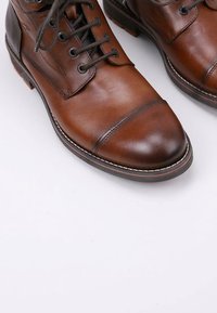 Fluchos Botines con cordones - camel