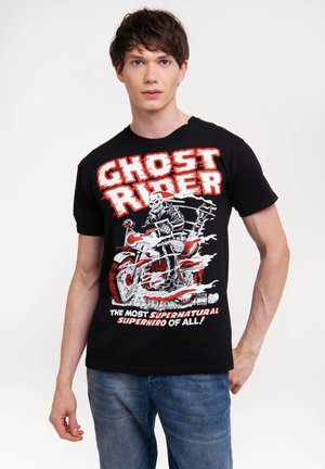 Schwarzes T-Shirt mit einem bunten "Ghost Rider"-Grafikmotiv, das eine Skelettfigur auf einem Motorrad zeigt. Text in fettem Rot und Weiß unter dem Bild.