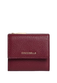 Portafoglio in pelle testurizzata color borgogna con zip dorata e nome del marchio "Coccinelle" in lettere dorate sulla patta anteriore.