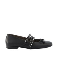 Bailarinas de cuero negro con punta redondeada, dos correas decorativas que presentan tachuelas plateadas y un pequeño lazo en la parte delantera.