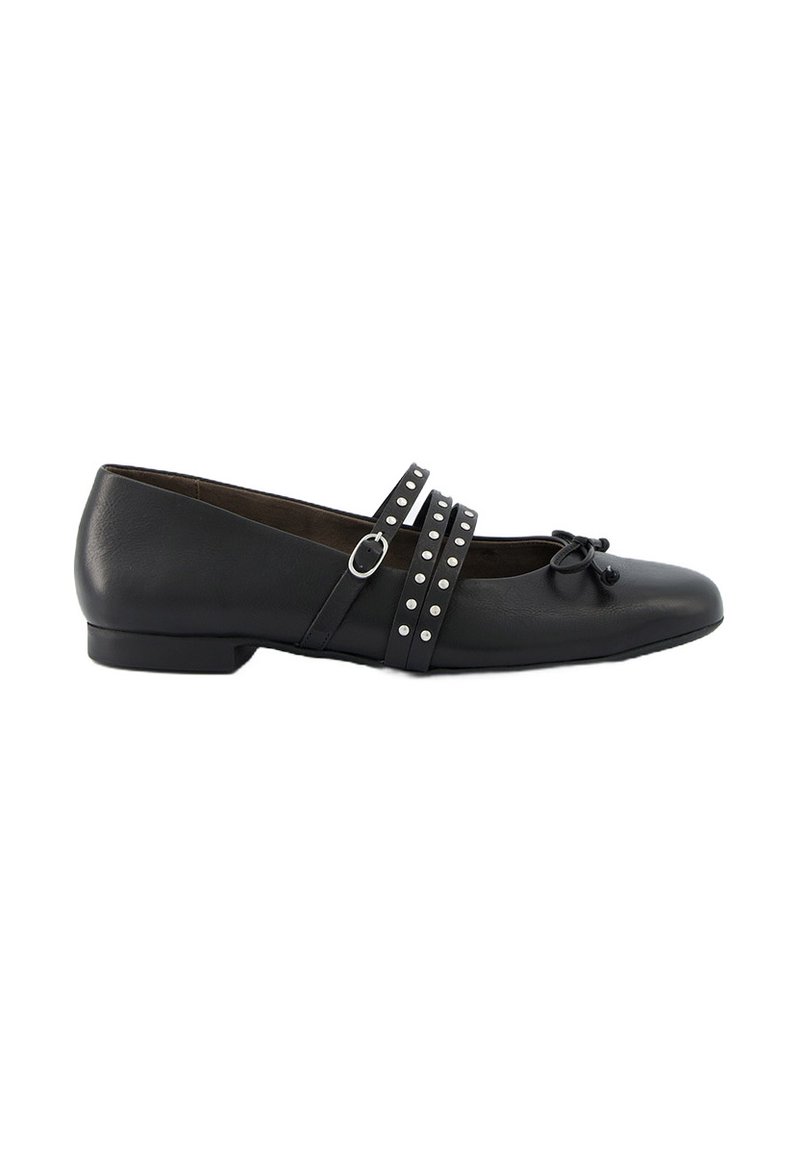 Bailarinas de cuero negro con punta redondeada, dos correas decorativas que presentan tachuelas plateadas y un pequeño lazo en la parte delantera.