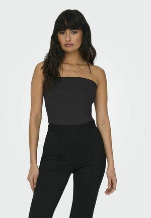 Bodysuit noir sans bretelles associé à un pantalon noir taille haute, présentant un tissu lisse et une coupe ajustée, présenté sur un fond clair.