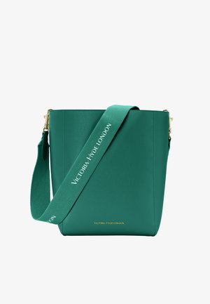 Sac seau en cuir vert avec une finition texturée, doté d'un logo doré et d'une bandoulière réglable pour un port épaule ou en bandoulière.