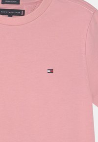 Tommy Hilfiger ESSENTIAL TEE - T-shirt básica - pink
