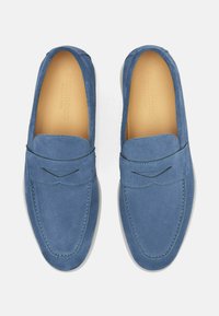 Plave nubuck loafers sa glatkom teksturom, s šivanim dizajnom na gornjem dijelu, niskim profilom i bijelom gumenom potplatom.